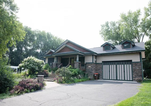 Photo 3 of Single family home for sale at 930 County Road C E, Maplewood, MN 55109 | MLS# 7132005 | Listing updated on 2026-08-24