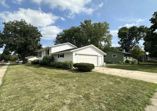 2nd image of 854 16 1/2 St Se, Rochester, MN 55904 | MLS# 7132013