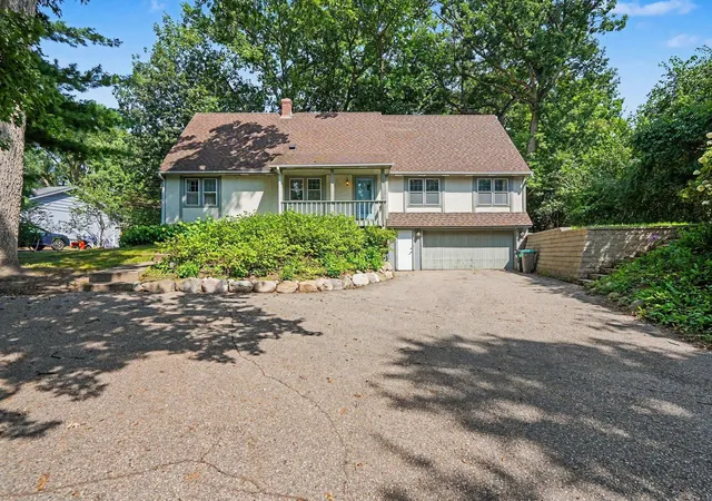 Photo 1 of Single family home for sale at 7017 Valley View Rd, Edina, MN 55439 | MLS# 7132036 | Listing updated on 2026-10-08