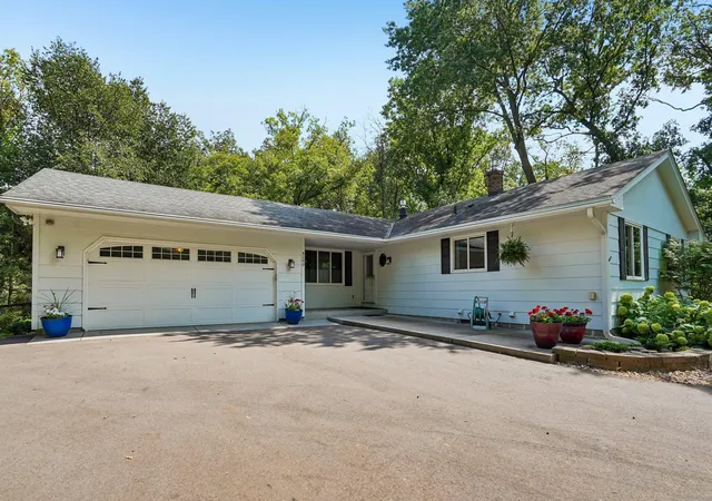 3rd image of 4580 Oak Pond Rd, Eagan, MN 55123 | MLS# 7132066