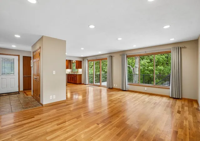 4th image of 4580 Oak Pond Rd, Eagan, MN 55123 | MLS# 7132066