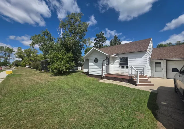 Photo 2 of Single family home for sale at 434 5th St Sw, Perham, MN 56573 | MLS# 7132070 | Listing updated on 2026-08-28