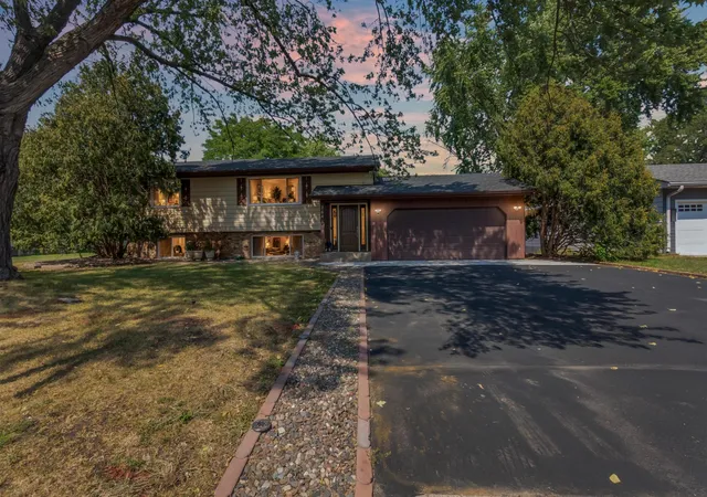 Photo 1 of Sale Pending at 2641 Ridge Ln, Mounds View, MN 55112 | MLS# 7132130 | Listing updated on 2026-09-03