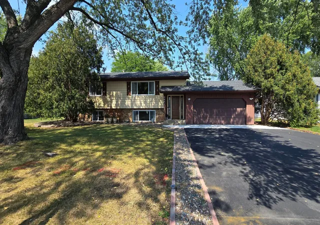 Photo 2 of Sale Pending at 2641 Ridge Ln, Mounds View, MN 55112 | MLS# 7132130 | Listing updated on 2026-09-03
