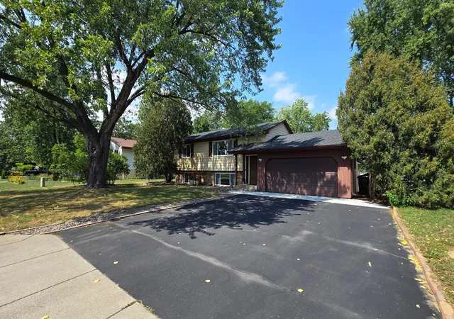 Photo 3 of Sale Pending at 2641 Ridge Ln, Mounds View, MN 55112 | MLS# 7132130 | Listing updated on 2026-09-03