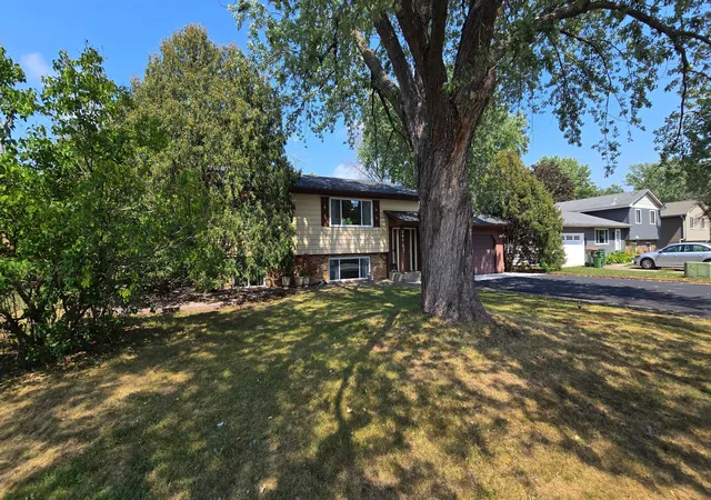 Photo 3 of Sale Pending at 2641 Ridge Ln, Mounds View, MN 55112 | MLS# 7132130 | Listing updated on 2026-09-03