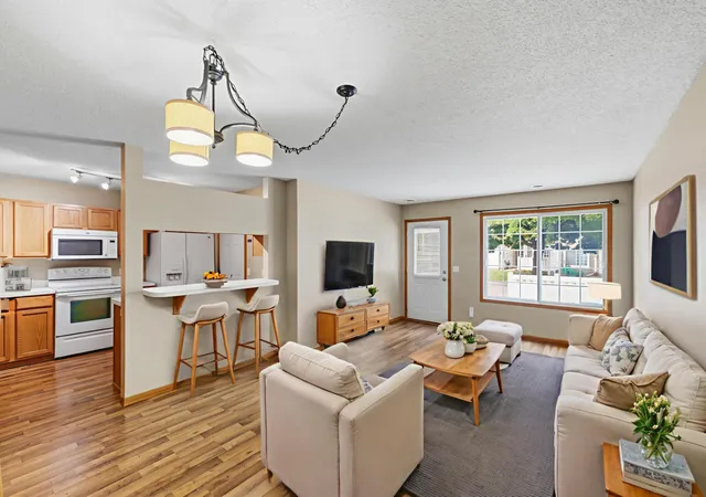 image of 422 Leeward Trl, Woodbury, MN 55129 | MLS# 7132132