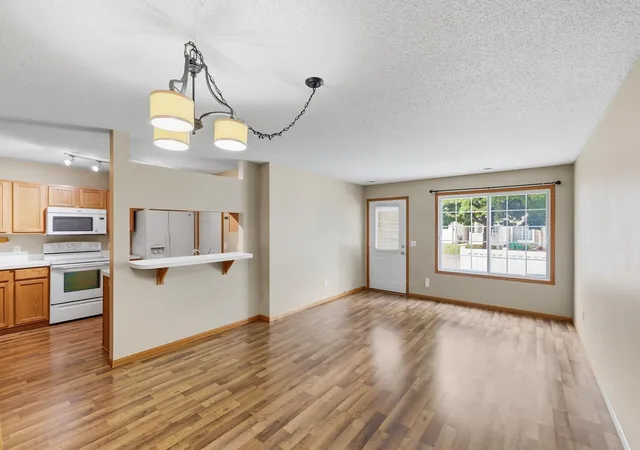 image of 422 Leeward Trl, Woodbury, MN 55129 | MLS# 7132132