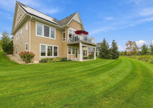 Photo 2 of Single family home for sale at 21 Phoebe Ln, Saint Paul, MN 55127 | MLS# 7132148 | Listing updated on 2026-09-30
