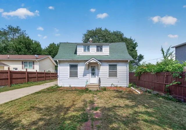 2nd image of 569 Hatch Ave, Saint Paul, MN 55117 | MLS# 7132157