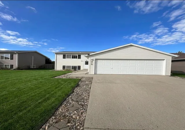 Photo 2 of Single family home for sale at 3016 32nd Ave S, Moorhead, MN 56560 | MLS# 7132169 | Listing updated on 2026-09-05