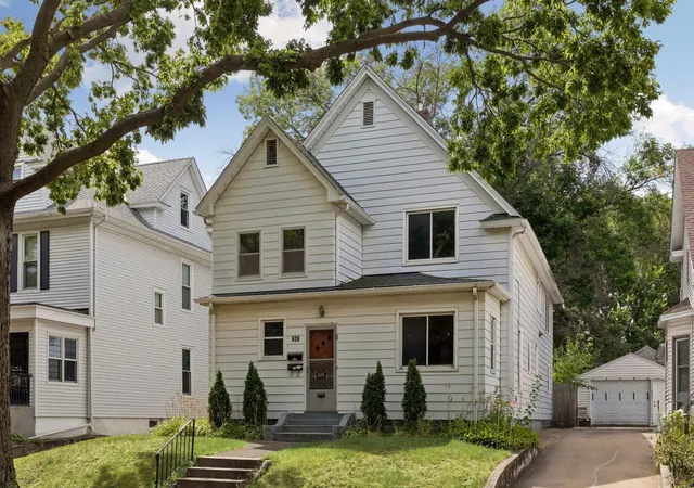 Listing Photo 3 - Condo for sale in building located at 628 4th St NE, Minneapolis, MN 55413