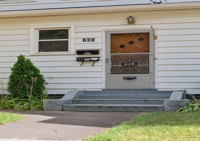 Listing Photo 4 - Condo for sale in building located at 628 4th St NE, Minneapolis, MN 55413