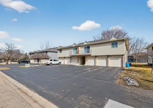 2nd image of 3306 Greenbrier St #3306D, Vadnais Heights, MN 55127 | MLS# 7132320