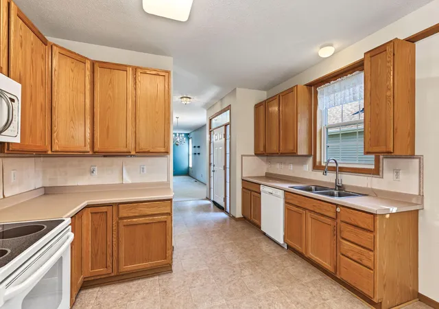 Photo 3 of Single family home for sale at 433 Meadowood Ln, Burnsville, MN 55337 | MLS# 7132346 | Listing updated on 2026-10-14