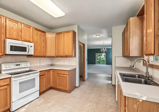 Photo 4 of Single family home for sale at 433 Meadowood Ln, Burnsville, MN 55337 | MLS# 7132346 | Listing updated on 2026-10-14