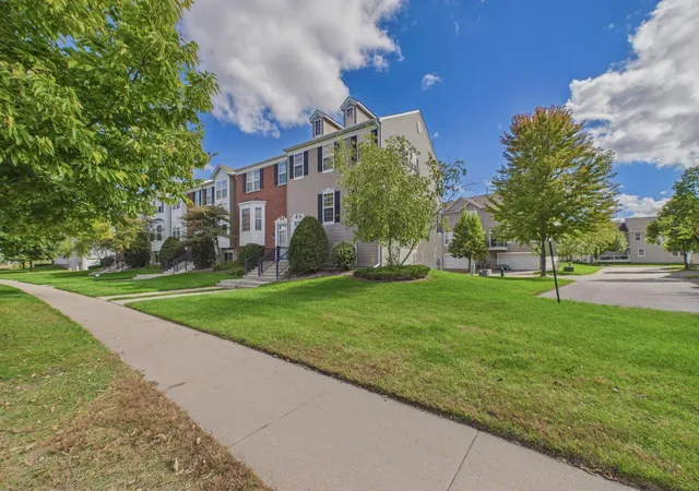 Photo 2 of Single family home for sale at 1421 Coneflower Ln, Shakopee, MN 55379 | MLS# 7132373 | Listing updated on 2026-09-29