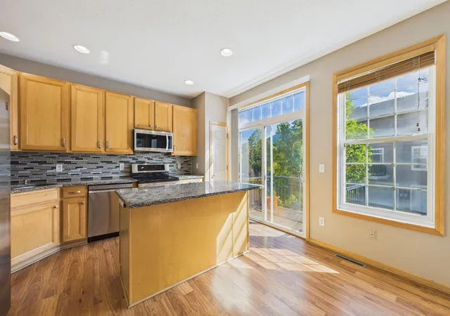 Photo 4 of Single family home for sale at 1421 Coneflower Ln, Shakopee, MN 55379 | MLS# 7132373 | Listing updated on 2026-09-29