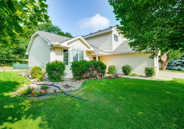 image of 4916 Helmo Ave N, Oakdale, MN 55128 | MLS# 7132400