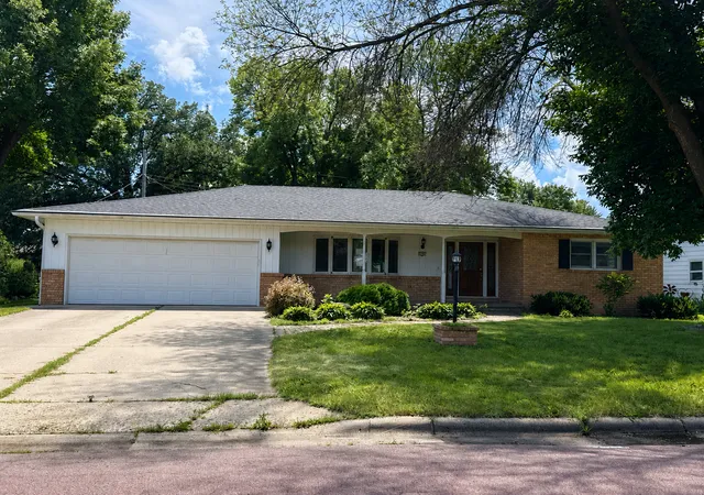 1st image of 1709 Sunray Ave, Mankato, MN 56001 | MLS# 7132411