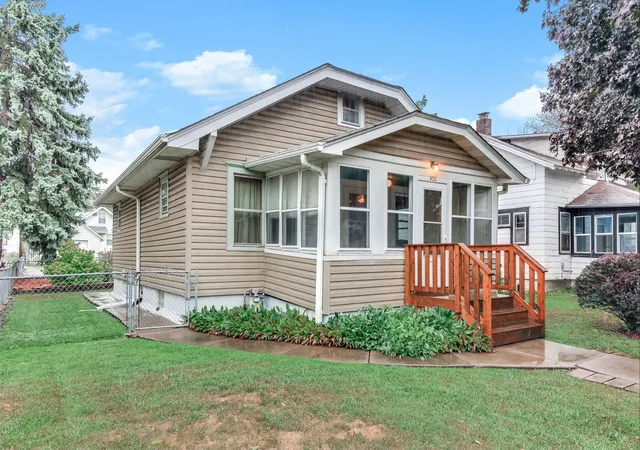 Photo 3 of Single family home for sale at 300 Van Buren Ave, Saint Paul, MN 55103 | MLS# 7132547 | Listing updated on 2026-09-19