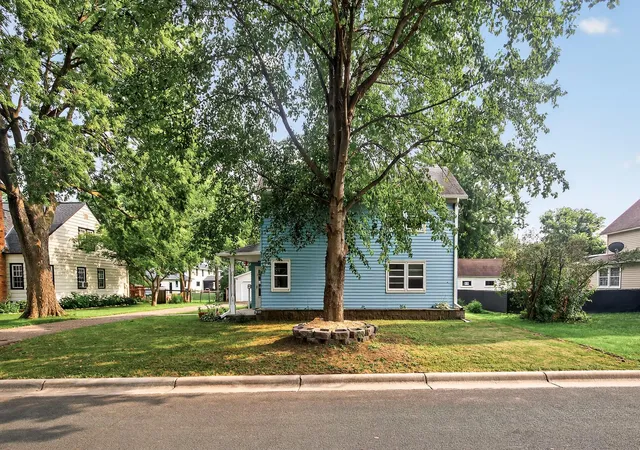 Photo 2 of Sale Pending at 517 8th St W, Hastings, MN 55033 | MLS# 7132562 | Listing updated on 2026-09-16