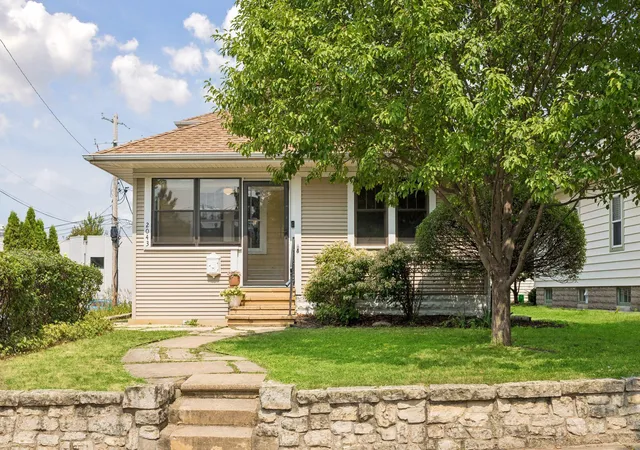 1st image of 2043 Berkeley Ave, Saint Paul, MN 55105 | MLS# 7132673