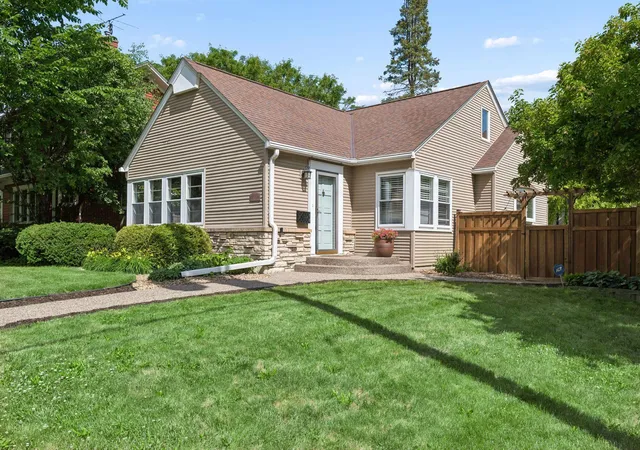 1st image of 1821 Bohland Ave, Saint Paul, MN 55116 | MLS# 7132678