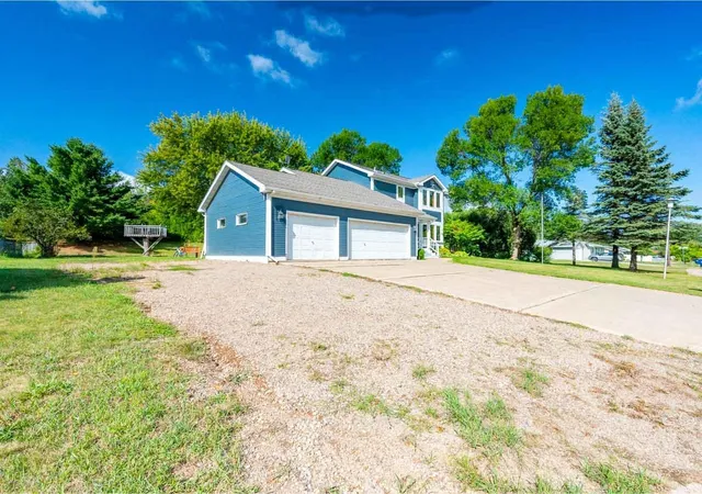 Photo 3 of Sale Pending at 307 E Park Dr, Hibbing, MN 55746 | MLS# 7132717 | Listing updated on 2026-08-26