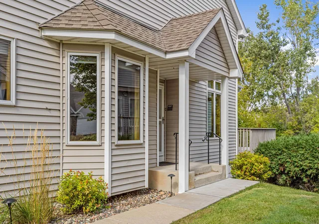 Photo 3 of Single family home for sale at 1067 Westcliff Curv, Saint Paul, MN 55126 | MLS# 7132726 | Listing updated on 2026-10-23