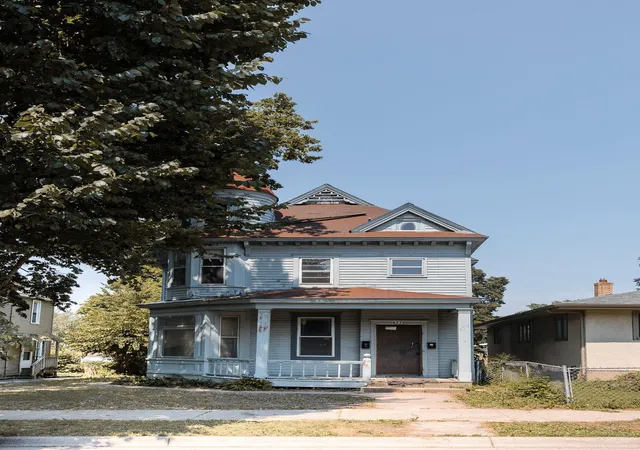 2nd image of 677 Sims Ave, Saint Paul, MN 55106 | MLS# 7132733