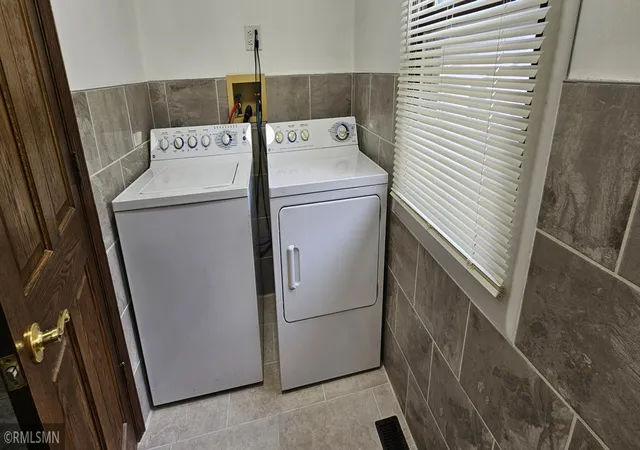 Photo 4 of Single family home for sale at 1650 Old Hudson Rd, Saint Paul, MN 55106 | MLS# 7132781 | Listing updated on 2026-10-21