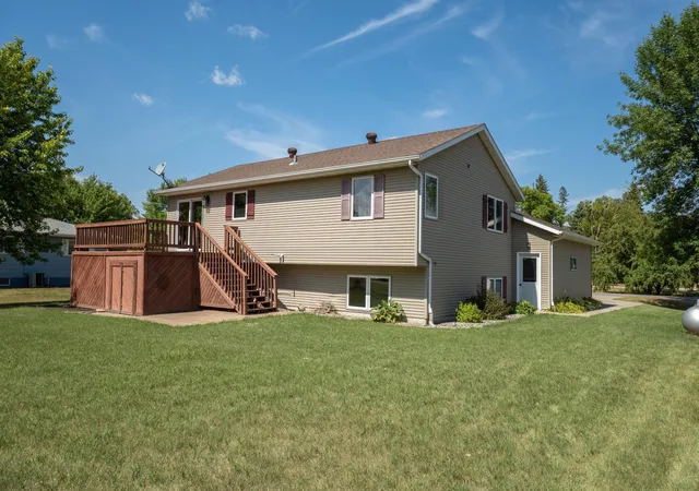 Photo 3 of Single family home for sale at 621 Southview Dr, Hendrum, MN 56550 | MLS# 7132816 | Listing updated on 2026-10-16
