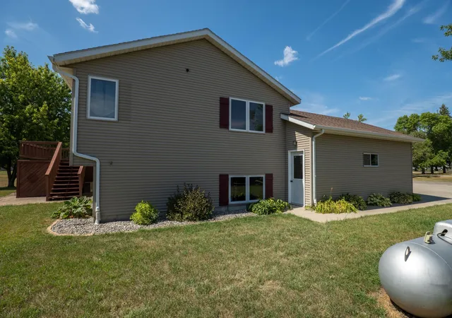 Photo 4 of Single family home for sale at 621 Southview Dr, Hendrum, MN 56550 | MLS# 7132816 | Listing updated on 2026-10-16