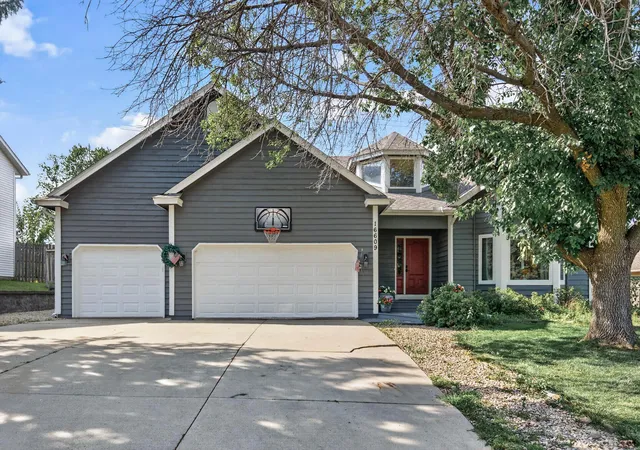 1st image of 16609 Illinois Ave, Lakeville, MN 55044 | MLS# 7132823