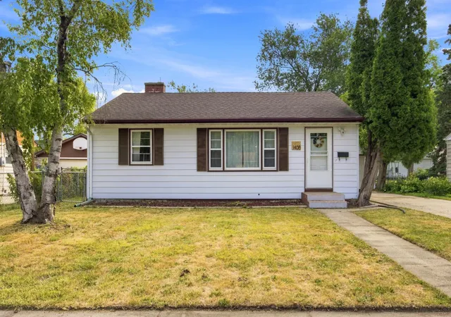 Photo 2 of Single family home for sale at 1408 13th St N, Moorhead, MN 56560 | MLS# 7132853 | Listing updated on 2026-08-27