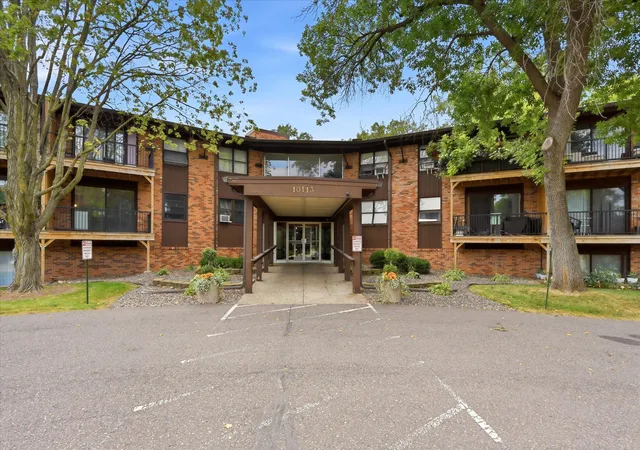 Photo 3 of Sale Pending at 10113 W 34Th St #216, Minnetonka, MN 55305 | MLS# 7132911 | Listing updated on 2026-08-31