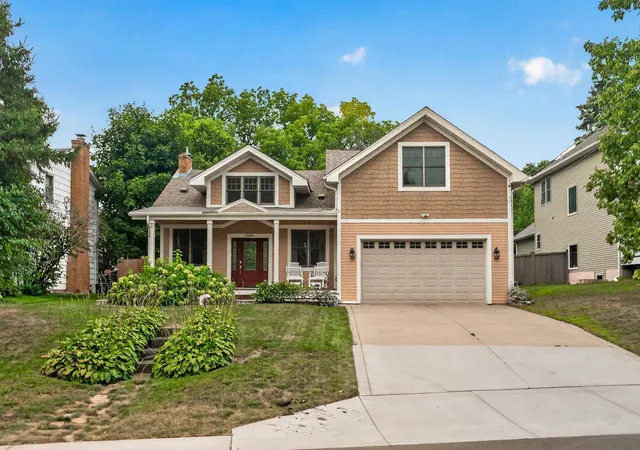 Photo 2 of Sale Pending at 2584 S Shore Blvd, White Bear Twp, MN 55110 | MLS# 7132968 | Listing updated on 2026-09-03