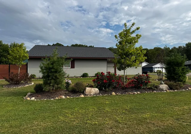 Photo 4 of Single family home for sale at 1302 Greentree Dr, Saint Croix Falls, WI 54024 | MLS# 7133008 | Listing updated on 2026-09-07