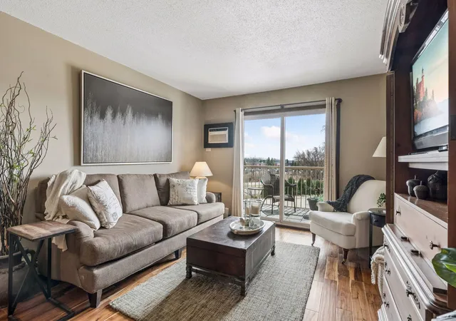 2nd image of 3155 Old Hwy 8 #306, Roseville, MN 55418 | MLS# 7133047