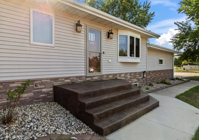 Photo 3 of Sale Pending at 201 12th Ave Nw, Pipestone, MN 56164 | MLS# 7133089 | Listing updated on 2026-09-16