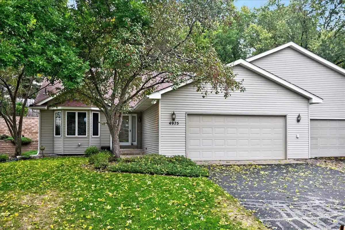 Listing Photo 2 - Condo for sale in 4975 Lincoln Dr located at 4975 Lincoln Dr, Edina, MN 55436 - Unit 4975 Lincoln Dr