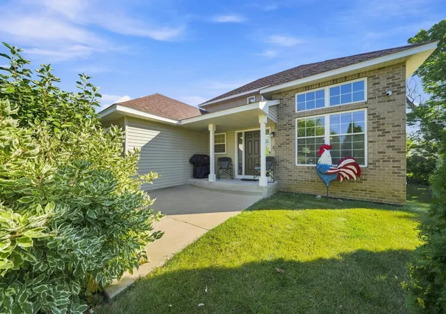 Photo 3 of Single family home for sale at 563 Summit Ave, Dundas, MN 55019 | MLS# 7133131 | Listing updated on 2026-09-13