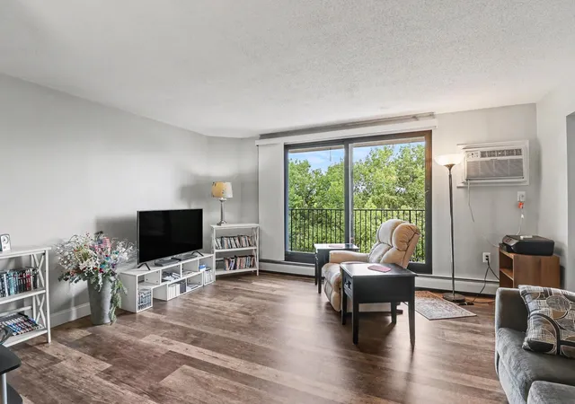 2nd image of 6500 Woodlake Dr #506, Richfield, MN 55423 | MLS# 7133165