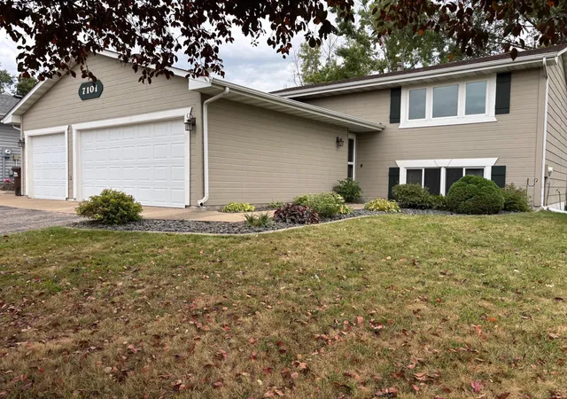 Photo 1 of Single family home for sale at 7101 Upper 17th St N, Oakdale, MN 55128 | MLS# 7133166 | Listing updated on 2026-09-18