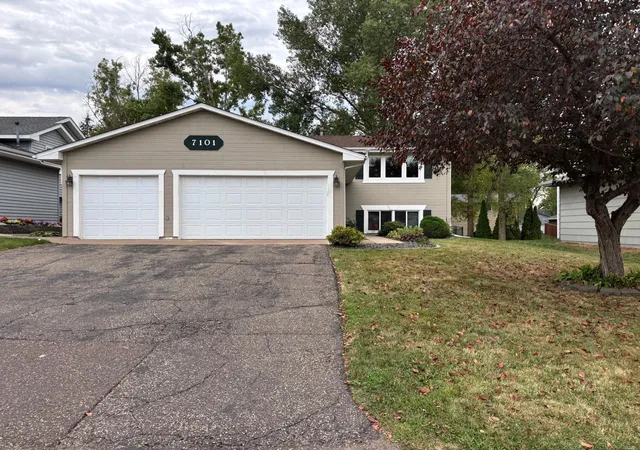 Photo 2 of Single family home for sale at 7101 Upper 17th St N, Oakdale, MN 55128 | MLS# 7133166 | Listing updated on 2026-09-18