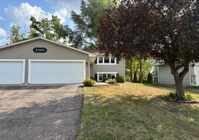 Photo 3 of Single family home for sale at 7101 Upper 17th St N, Oakdale, MN 55128 | MLS# 7133166 | Listing updated on 2026-09-18