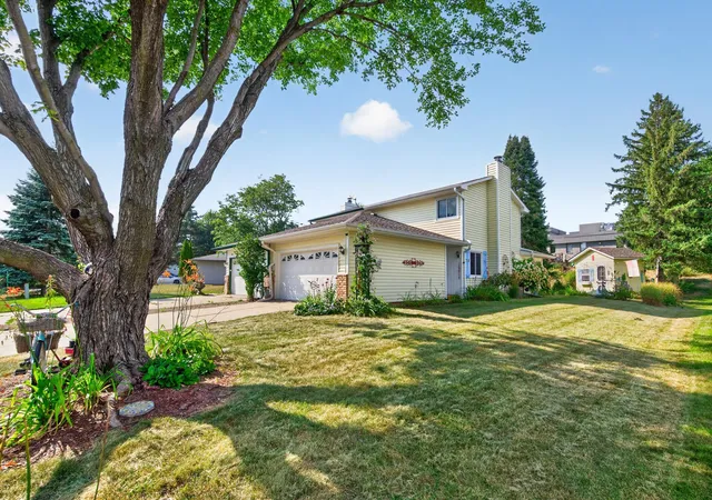 2nd image of 16614 Terrey Pine Dr, Eden Prairie, MN 55347 | MLS# 7133175