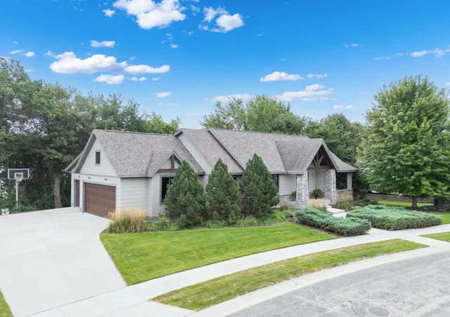 Photo 2 of Single family home for sale at 1280 Fox Grv Pl Sw, Rochester, MN 55902 | MLS# 7133213 | Listing updated on 2026-10-23