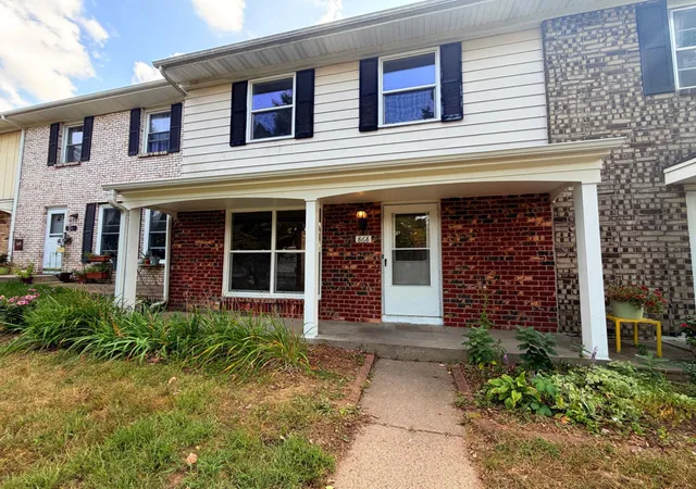 1st image of 868 Wescott Sq, Eagan, MN 55123 | MLS# 7133255
